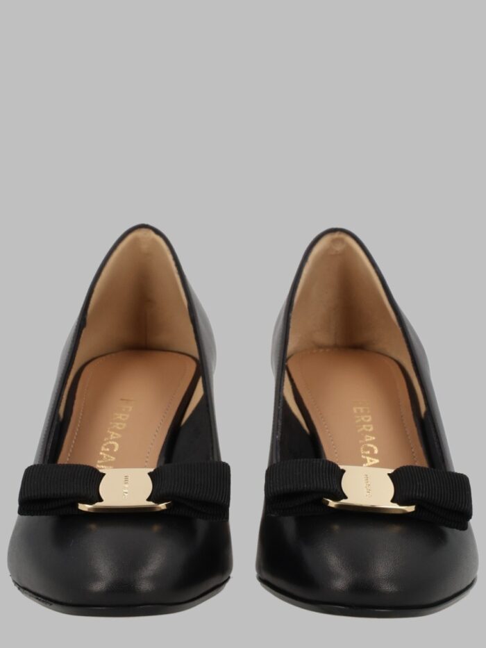 ferragamo décolleté "vara" con tacco Ferragamo Décolleté "Vara" Con Tacco