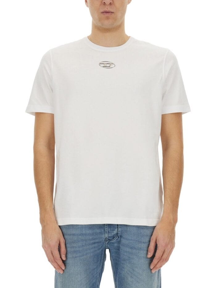 diesel t shirt con logo oval d in metallo Diesel T-SHIRT CON LOGO OVAL D IN METALLO