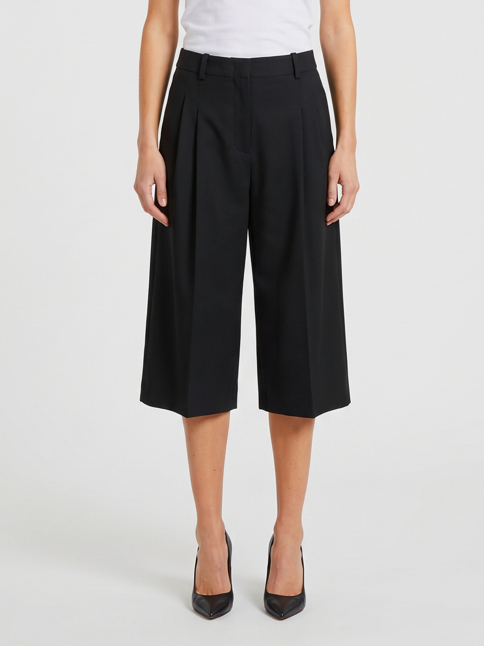 The Frankie Shop Black Gio pleated bermuda shorts