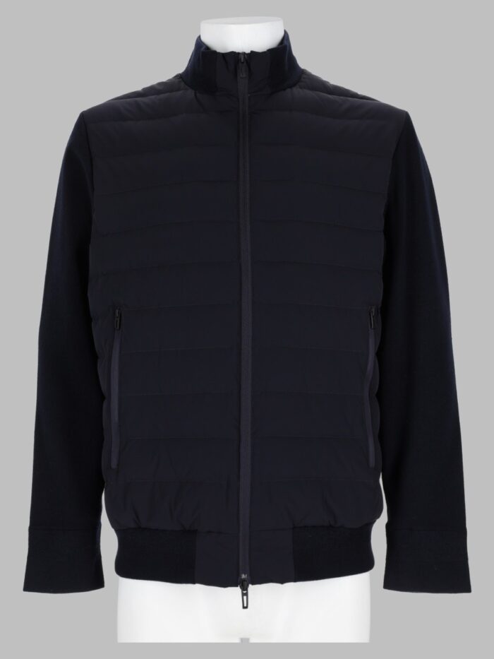 emporio armani piumino in nylon con maniche in maglia "travel essential" Emporio Armani Piumino In Nylon Con Maniche In Maglia "Travel Essential"