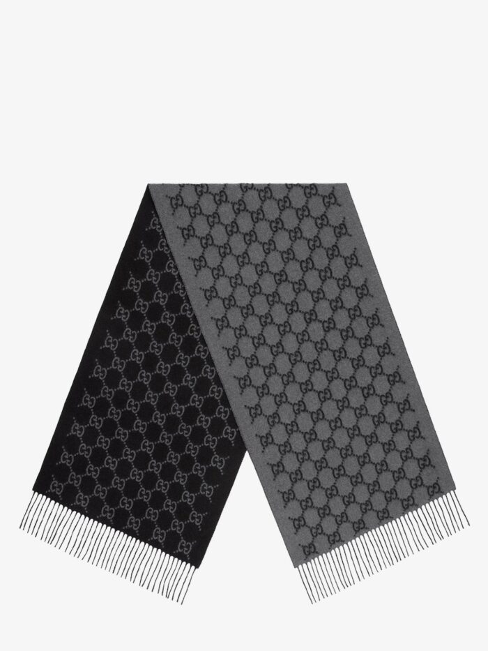 Gucci Sciarpa Realizzata In Jacquard Di Cashmere GG E Impreziosita Da Finiture Con Frange.