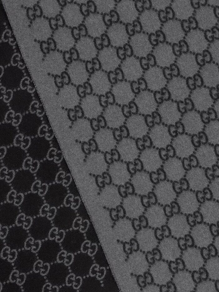 Gucci Sciarpa Realizzata In Jacquard Di Cashmere GG E Impreziosita Da Finiture Con Frange.