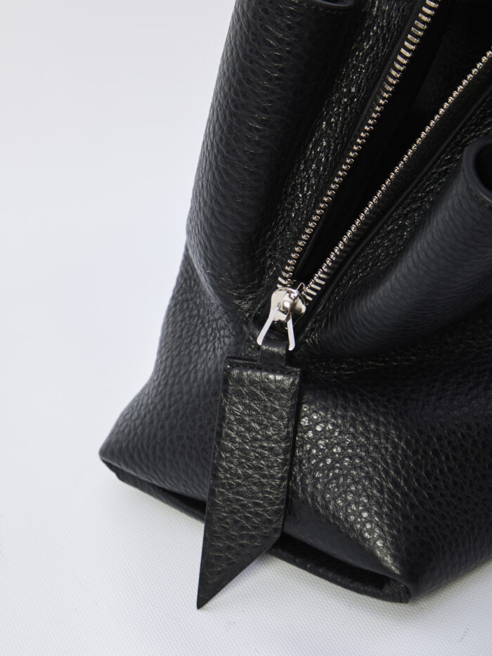 The Attico La Passeggiata top handle black medium
