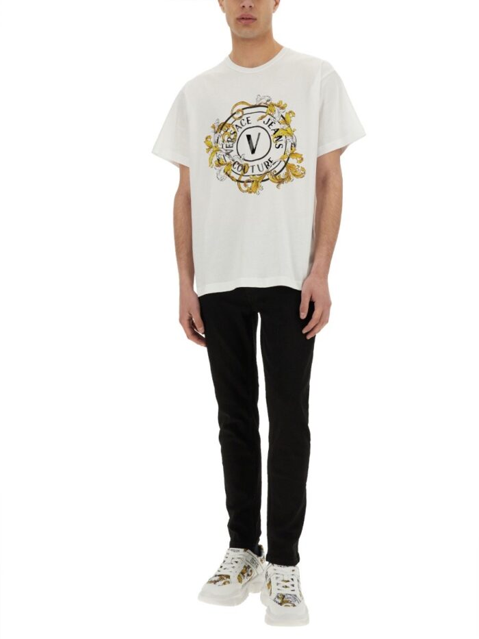 Versace Jeans Couture T-SHIRT V-EMBLEM OUTLINE BAROQUE