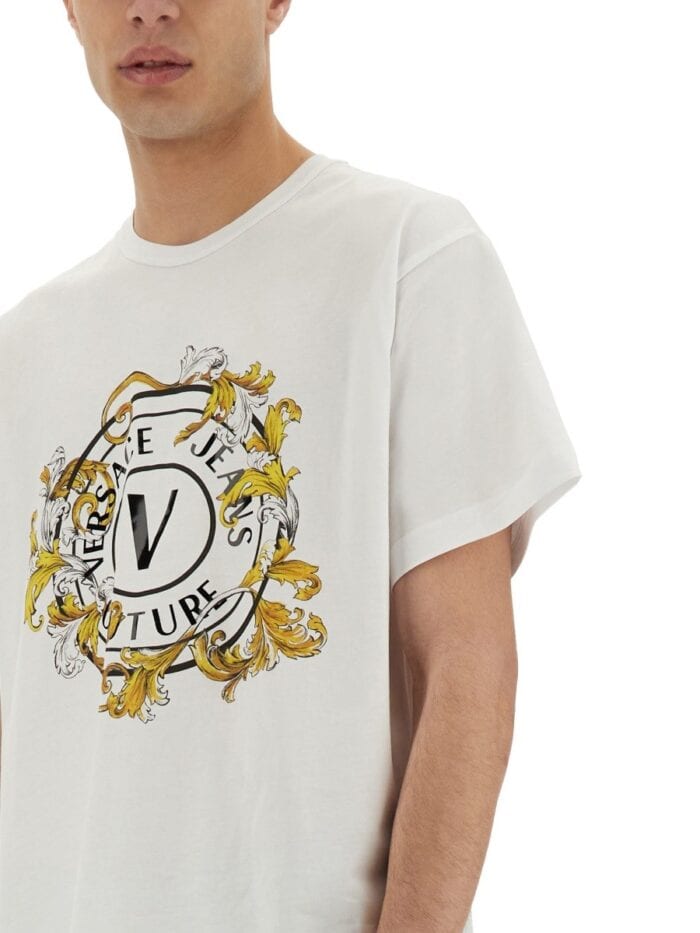 Versace Jeans Couture T-SHIRT V-EMBLEM OUTLINE BAROQUE