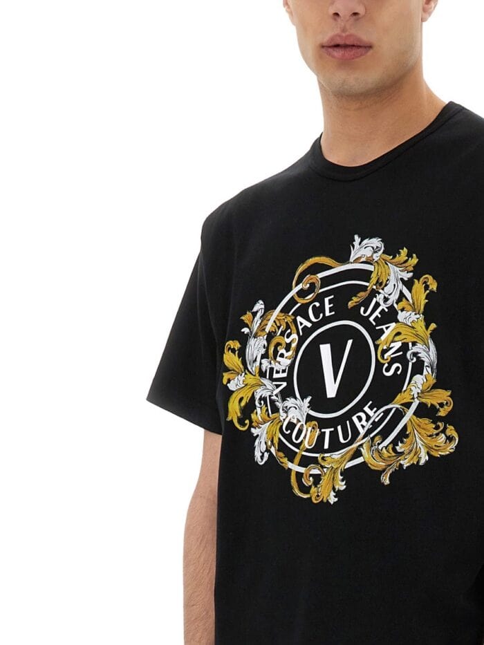 Versace Jeans Couture T-SHIRT V-EMBLEM OUTLINE BAROQUE